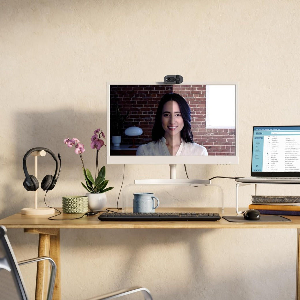 Logitech Brio 100 Full HD Webcam for Meetings and Streaming, Auto-Light Balance, Built-In Mic, Privacy Shutter, USB-A, for Microsoft Teams, Google Meet, Zoom and More - Graphite
