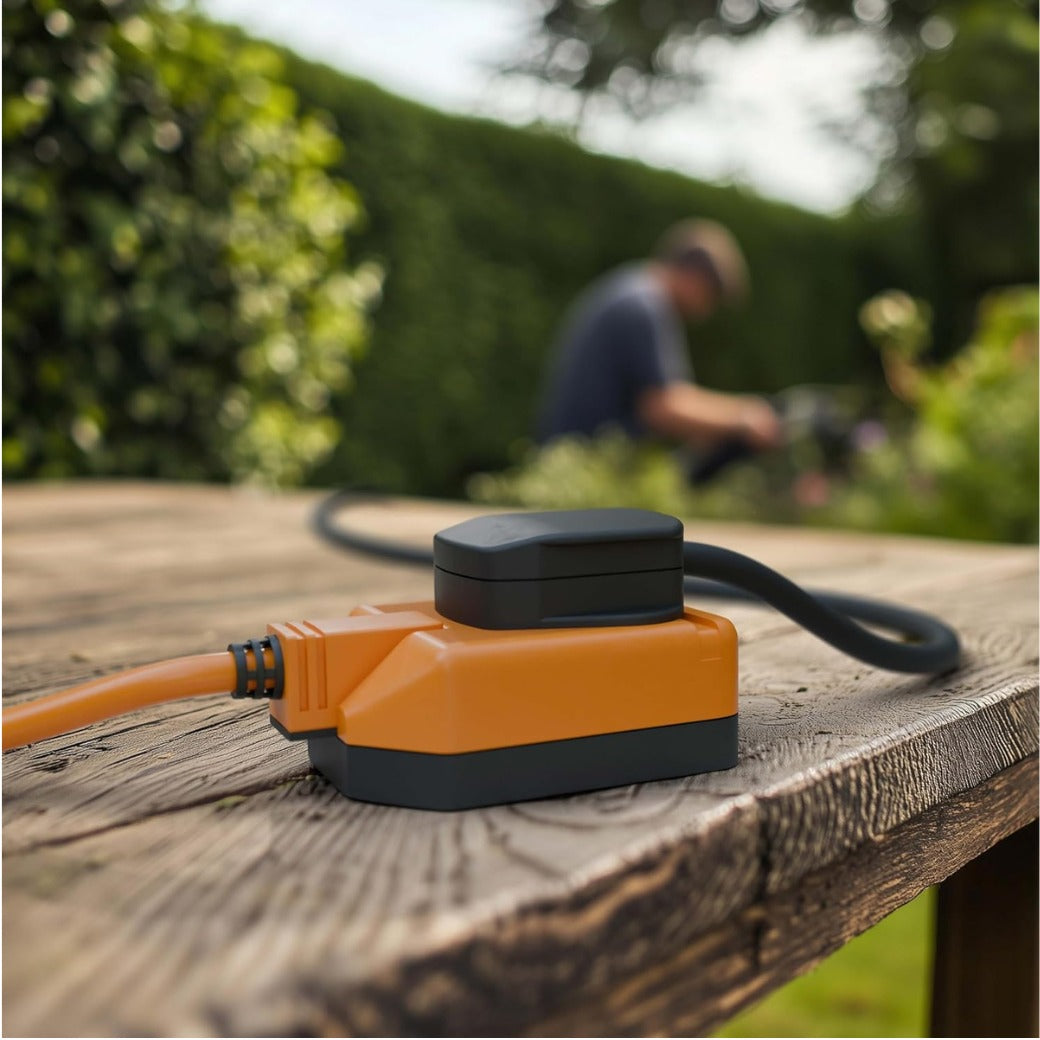 One Socket Single Outdoor Extension Lead, 15 Metre Cable, Cable Tidy, Unswitched, Heavy Duty, Rewireable, 1-Way Plug Extension Cable, Orange, 13A, 1G, 15m, CT1513