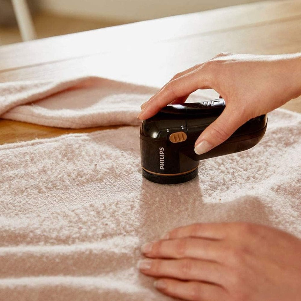 Philips Fabric Shaver – Fast Pill Removal, 8800 RPM, Large Blade Surface, 3 Mesh Hole Sizes, Safe on All Fabrics, Easy Clean Container, 2 AA Batteries, Compact Design (GC026/80