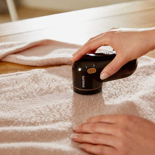 Philips Fabric Shaver – Fast Pill Removal, 8800 RPM, Large Blade Surface, 3 Mesh Hole Sizes, Safe on All Fabrics, Easy Clean Container, 2 AA Batteries, Compact Design (GC026/80