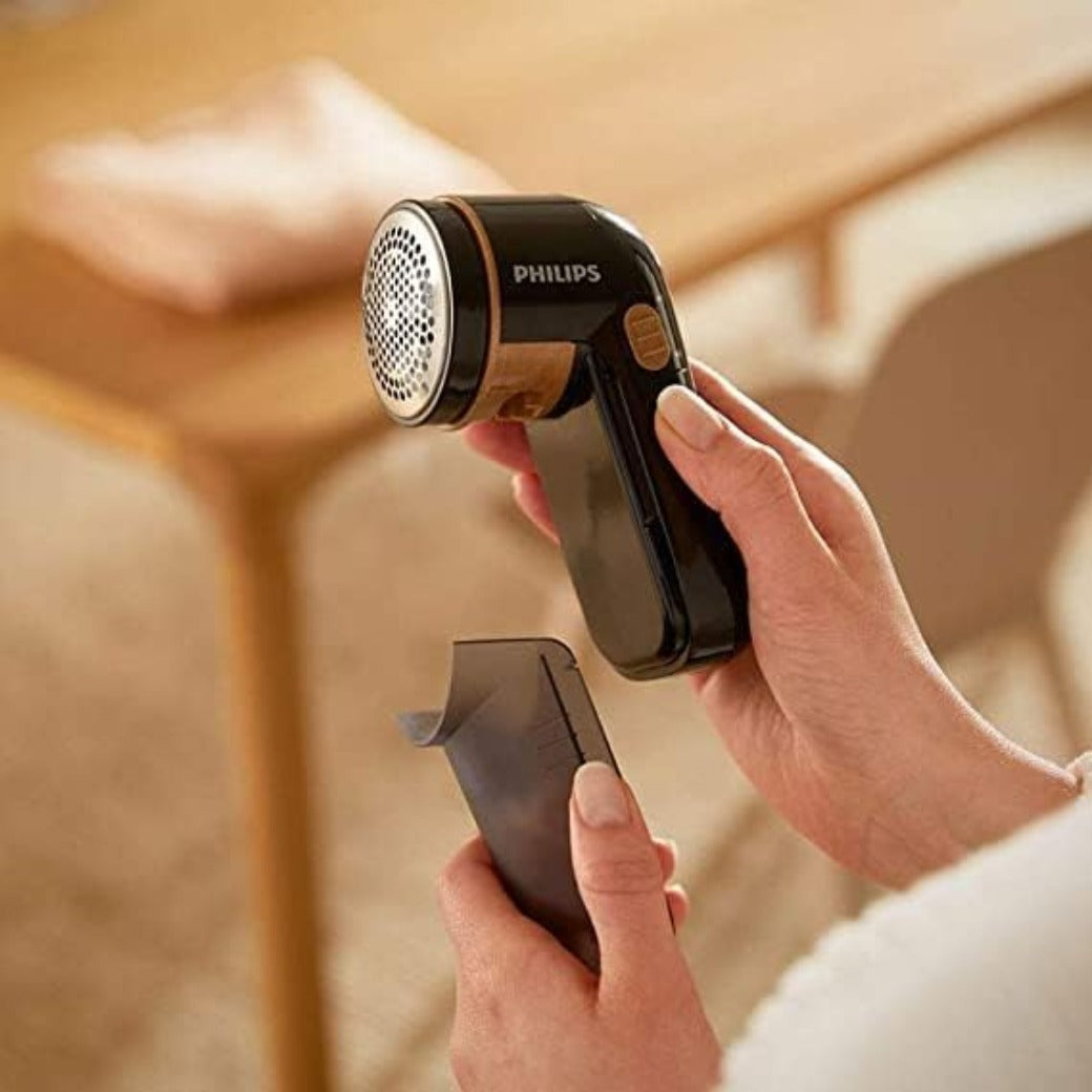 Philips Fabric Shaver – Fast Pill Removal, 8800 RPM, Large Blade Surface, 3 Mesh Hole Sizes, Safe on All Fabrics, Easy Clean Container, 2 AA Batteries, Compact Design (GC026/80